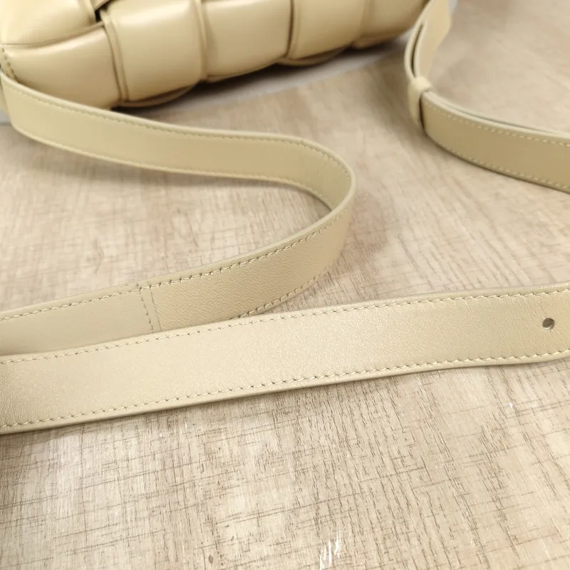 Bottega Veneta Crossbody Bag Padded Cassette Woven Lambskin Medium26 × 8 × 18 cm — detail view 7 of 14
