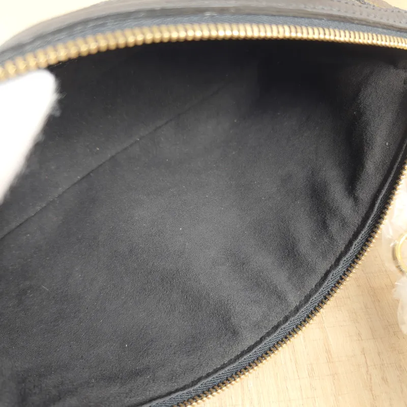 Louis Vuitton Shoulder Bag Pochette Accessoires Monogram PVC · One Size22 × 4 × 13 cm — detail view 4 of 9