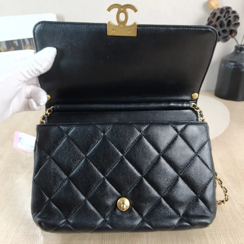 Chanel Crossbody Bag 24a Pearl Black Lambskin One Size 22 × 11 × 14.5 cm — detail view 7 of 11