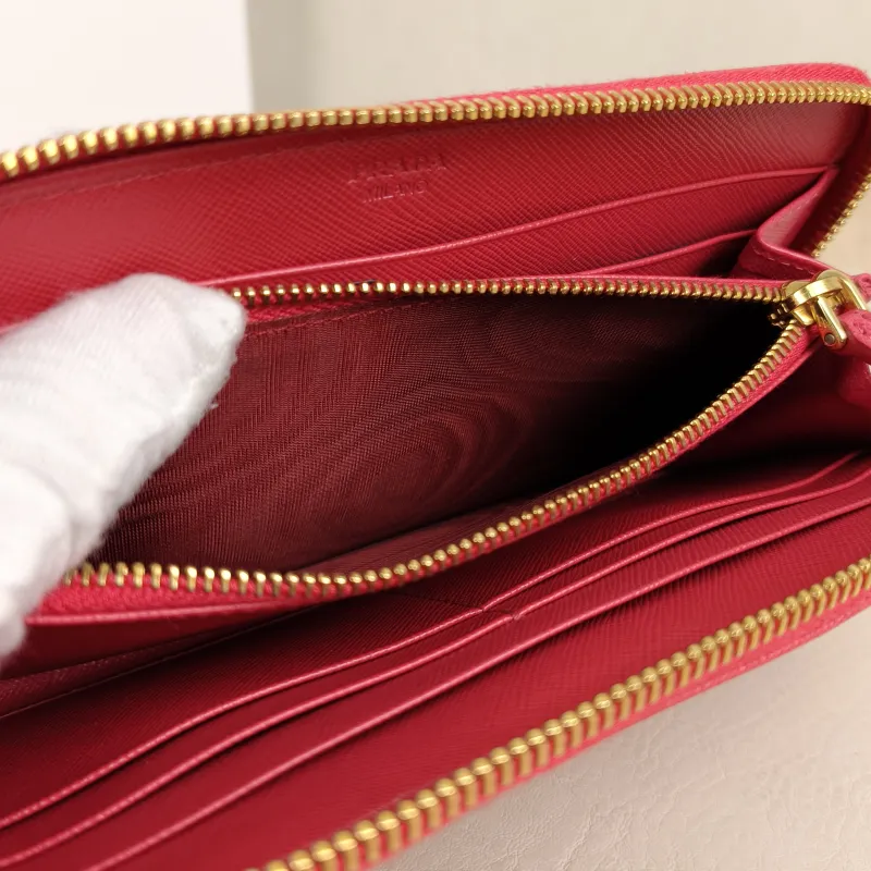 PRADA Wallet Wallet Red Calfskin Edition18.5 × 2 × 10.5 cm — detail view 2 of 11