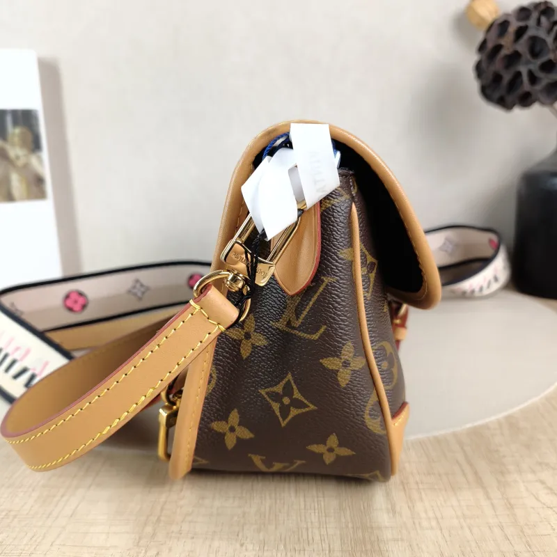 Louis Vuitton Crossbody Bag Diane Baguette Bag Shoulder Strap PVC Small24 × 9 × 15 cm — detail view 8 of 13