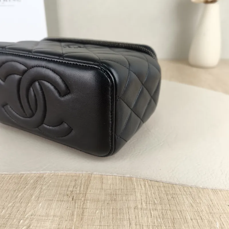 Chanel Crossbody Bag Edition Black Lambskin Mini 16 × 8 × 9.5 cm — detail view 5 of 12