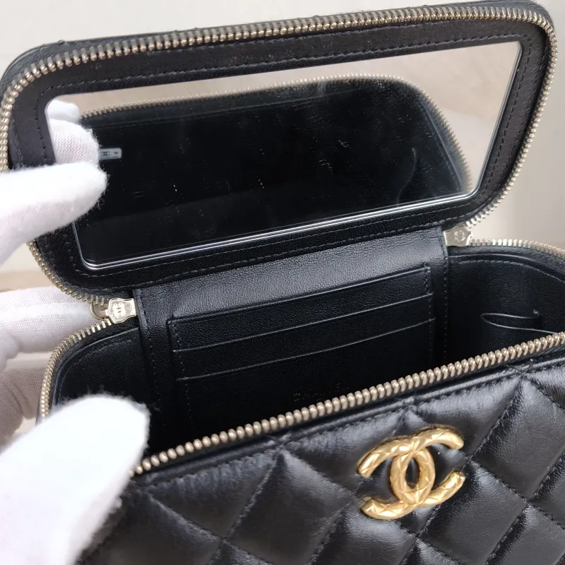 Chanel Crossbody Bag Edition Black Lambskin One Size 16 × 8 × 9.5 cm — detail view 3 of 14