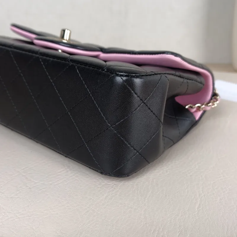 Chanel Crossbody Bag mini Black · Pink Lambskin mini 20 × 6 × 12 cm — detail view 2 of 14