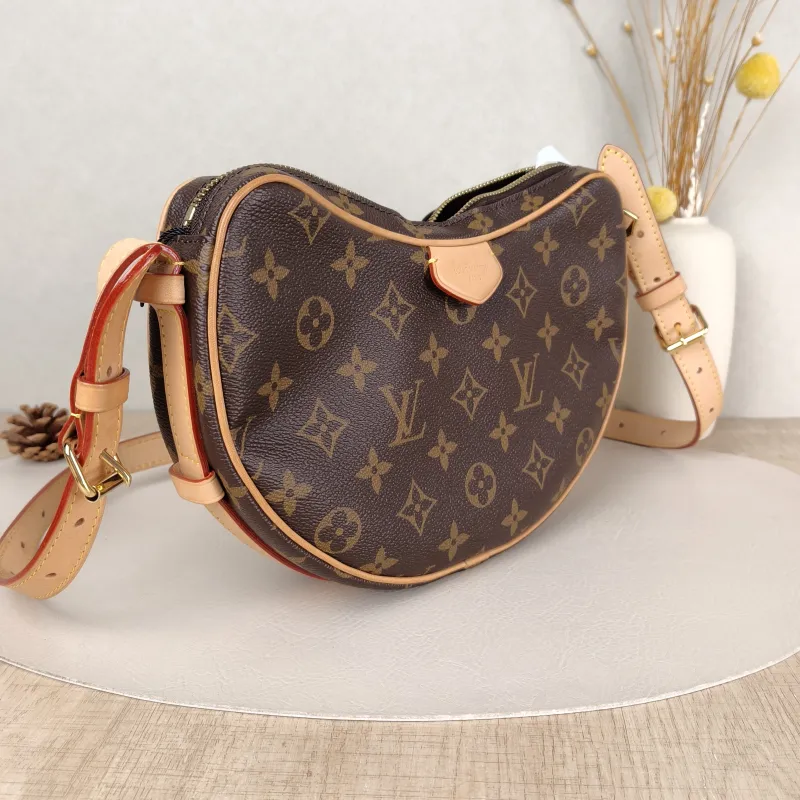 Louis Vuitton Shoulder Bag Croissant Monogram PVC Medium25 × 5 × 15 cm — cover view 4 of 5