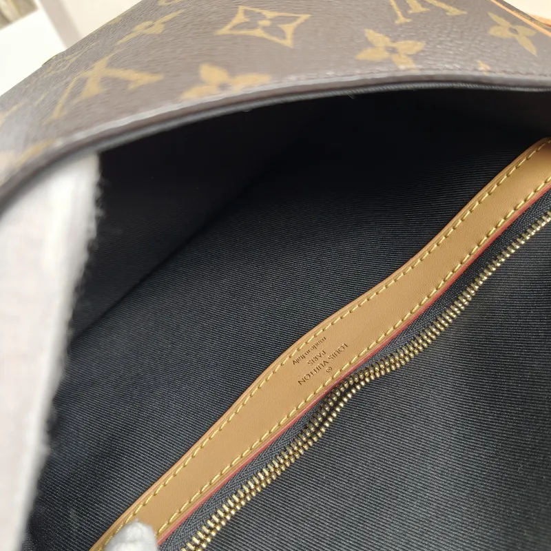 Louis Vuitton Crossbody Bag Diane Baguette Bag Shoulder Strap PVC Small24 × 9 × 15 cm — detail view 7 of 13