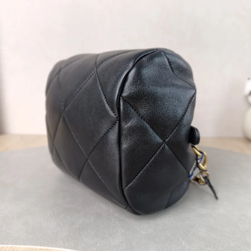 Chanel Crossbody Bag Black Lambskin One Size 23 × 14 × 11 cm — detail view 5 of 12
