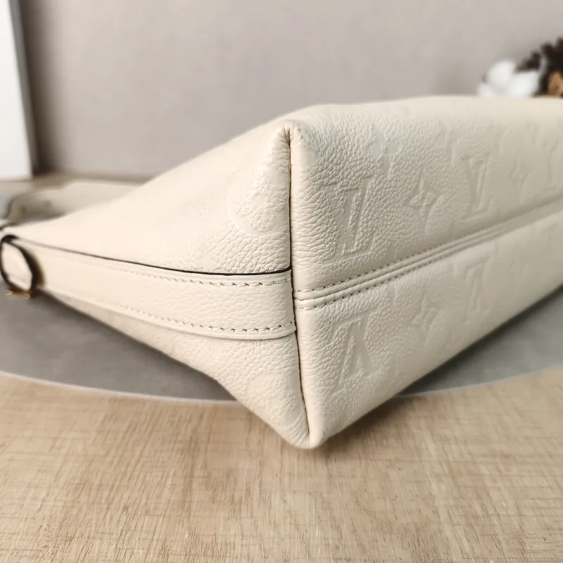 Louis Vuitton Shoulder Bag SAC SPORT Shoulder Bag White Calfskin One Size27 × 10.5 × 22 cm — detail view 9 of 15