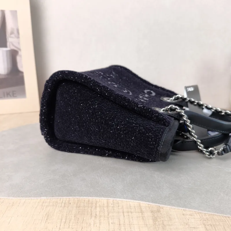 Chanel Shoulder Bag Black Mini 19 × 11 × 16 cm — detail view 4 of 12