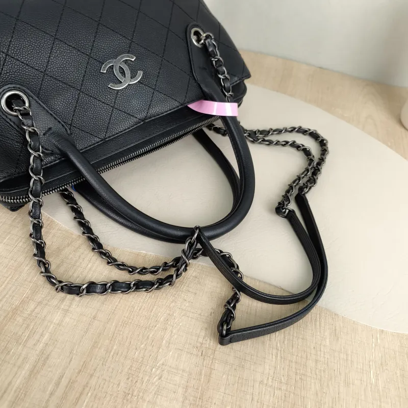 Chanel Shoulder Bag Tote Bag Grained Calfskin One Size 34 × 9 × 21 cm 22 — detail view 9 of 14