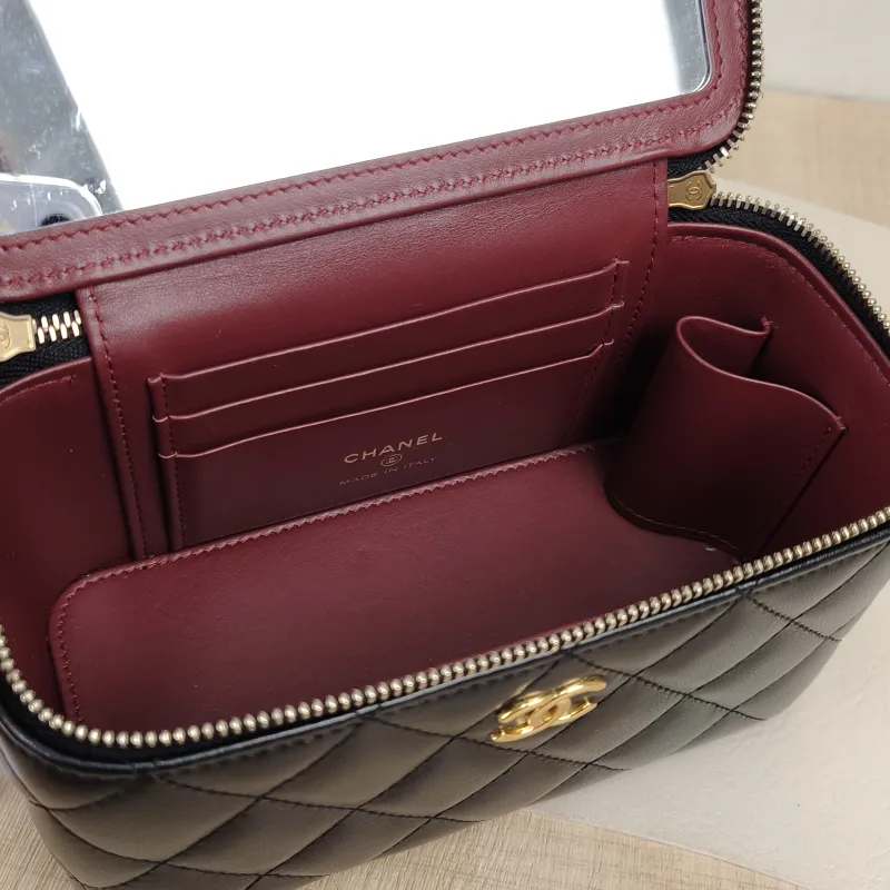 Chanel Crossbody Bag Edition Black Lambskin 16 × 8 × 9.5 cm — detail view 2 of 13