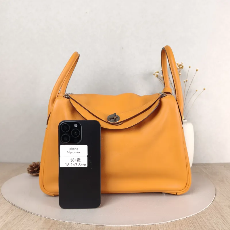 Hermès Crossbody Bag Lindy 30 Taurillon Clemence TC Calfskin 30 30 × 15 × 19 cm D — cover view 5 of 5