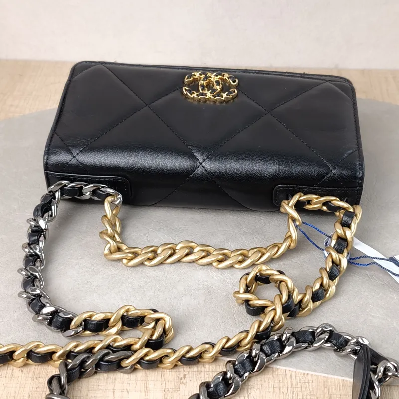 Chanel Crossbody Bag 19Bag WOC Black SL ambskin Mini 19.2 × 3.5 × 12.3 cm 30 — detail view 4 of 16