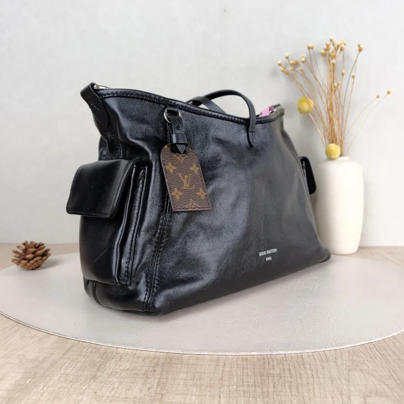 Louis Vuitton Crossbody Bag Carryall Cargo Vibe Black SL ambskin Small 33.5 × 15 × 23 cm — cover view 2 of 5