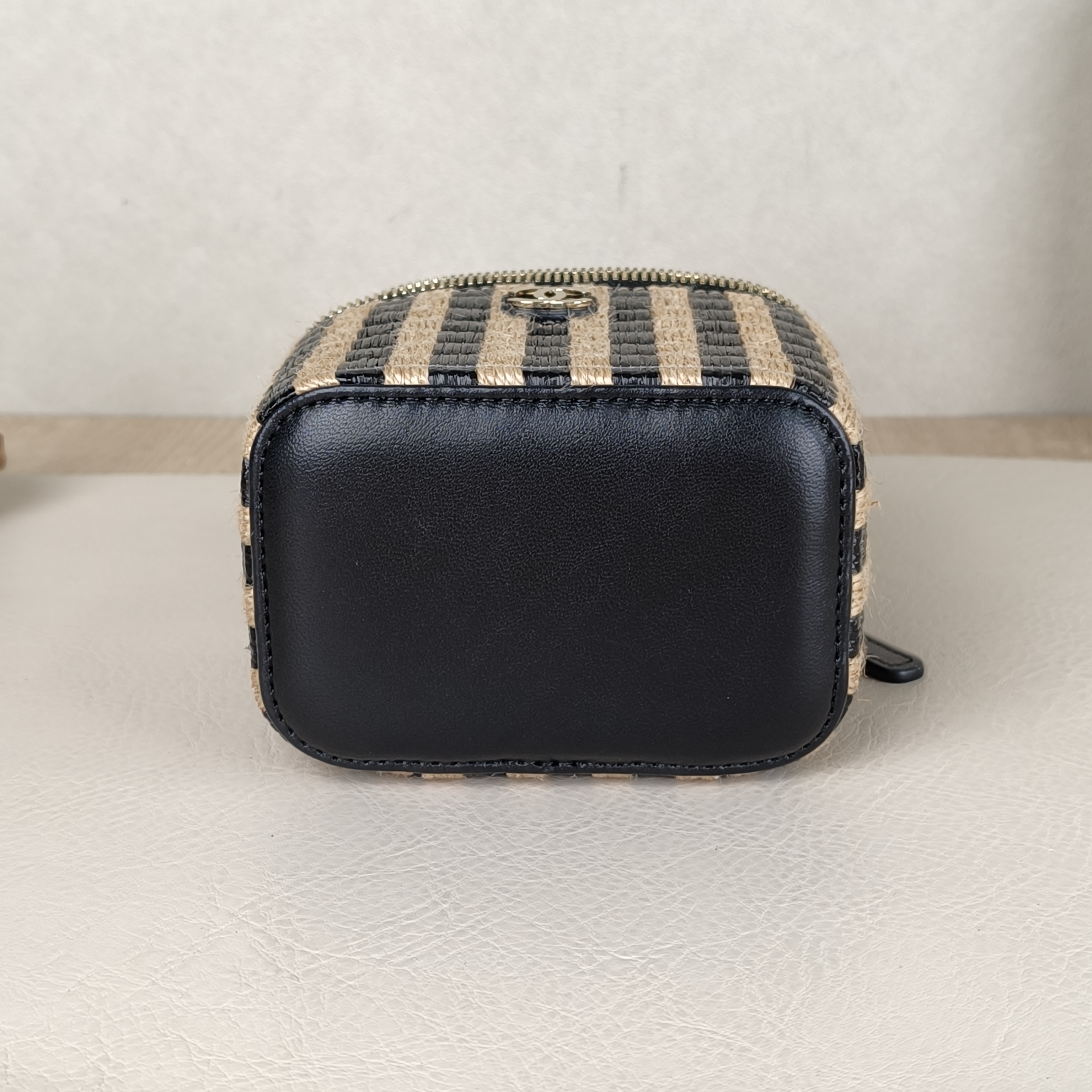 Chanel Crossbody Bag Edition Black Wovenmini11 × 7 × 9 cm — cover view 2 of 5