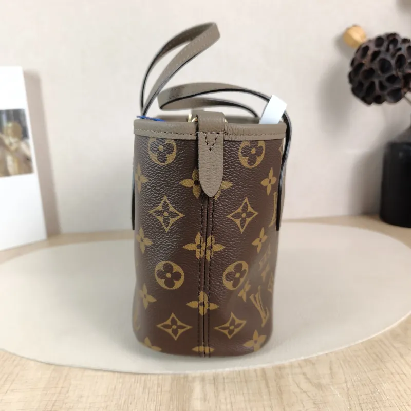 Louis Vuitton Crossbody Bag NEVERFULL INSIDE OUT BB PVC · Calfskin BB 26.5 × 11 × 16.5 cm — detail view 6 of 11