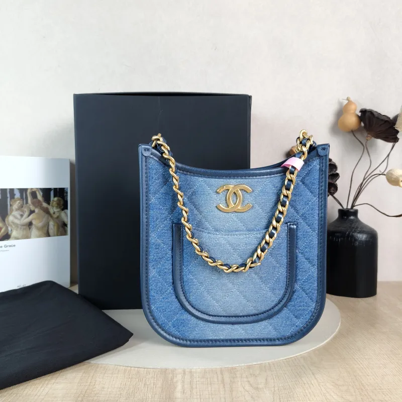 Chanel Crossbody Bag hobo One Size 22 × 6 × 24 cm — cover view 3 of 6