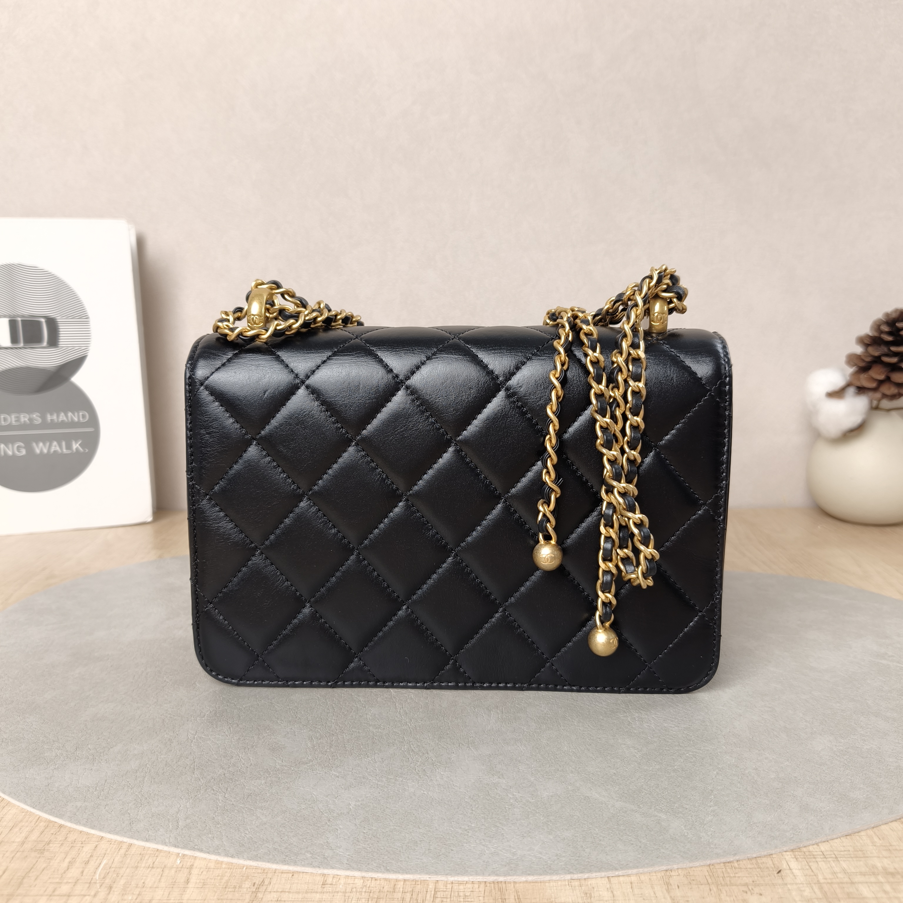 Chanel Crossbody Bag Black Calfskin Medium22 × 8 × 14.5 cm — cover view 2 of 5