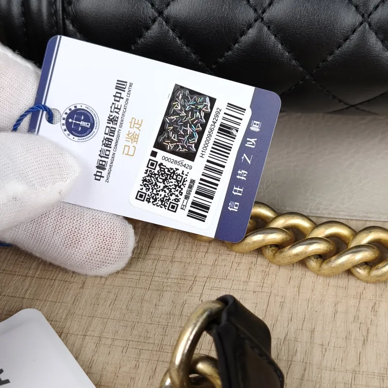 Chanel Crossbody Bag Le Boy​Black Calfskin25 × 9 × 15 cm — detail view 1 of 15