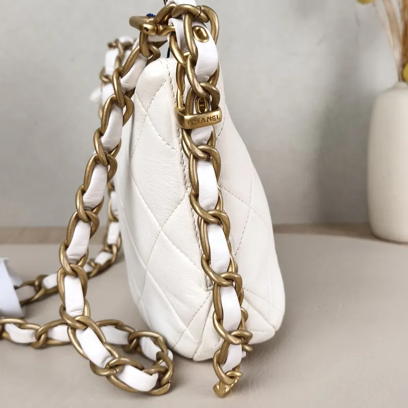 Chanel Crossbody Bag White Lambskin One Size 23 × 6 × 17 cm — detail view 2 of 13