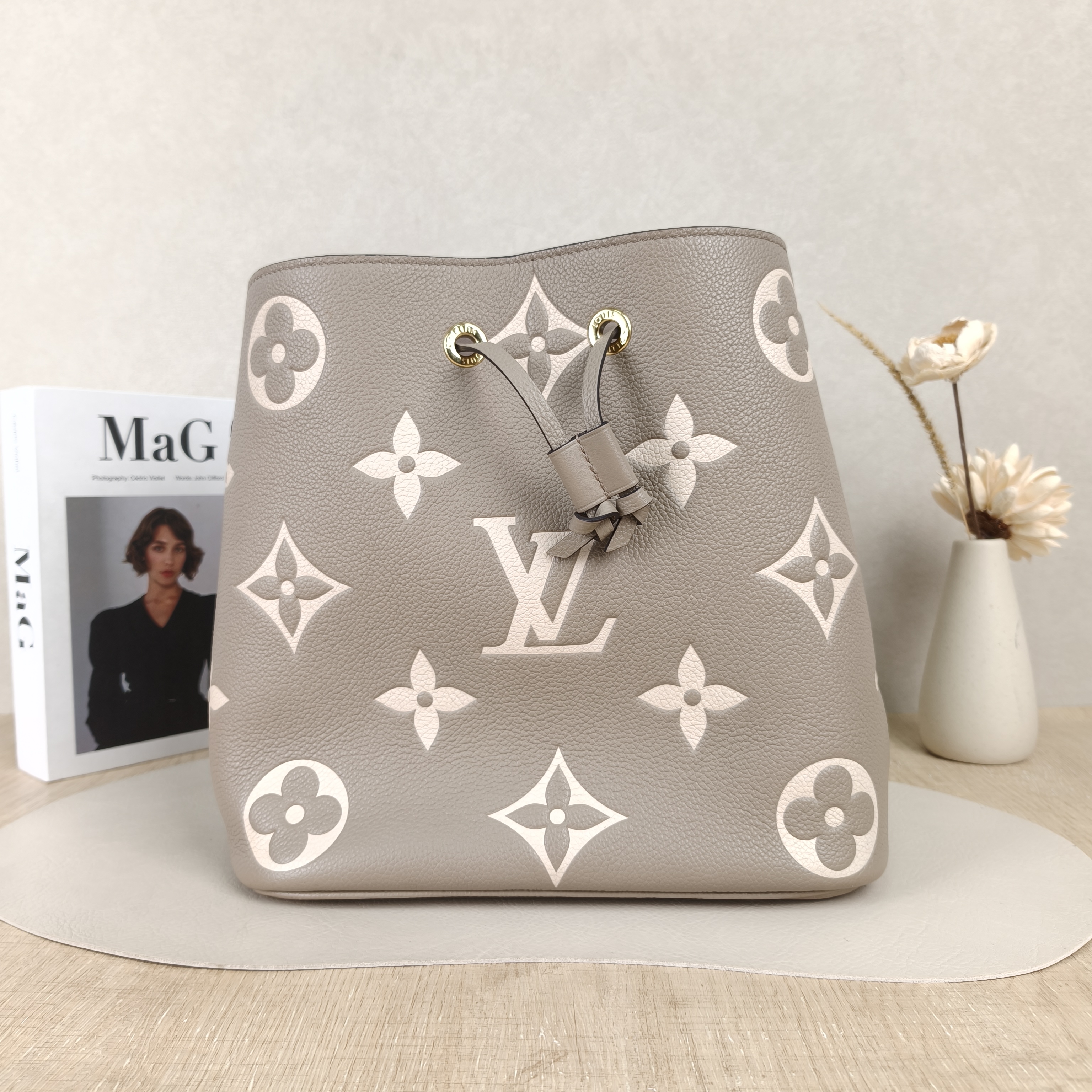 Louis Vuitton NEONOE Bucket Bag Medium Calfskin Microchip Edition · Dust Bag Two Straps Inner Pouch · 26 × 17.5 × 26 cm