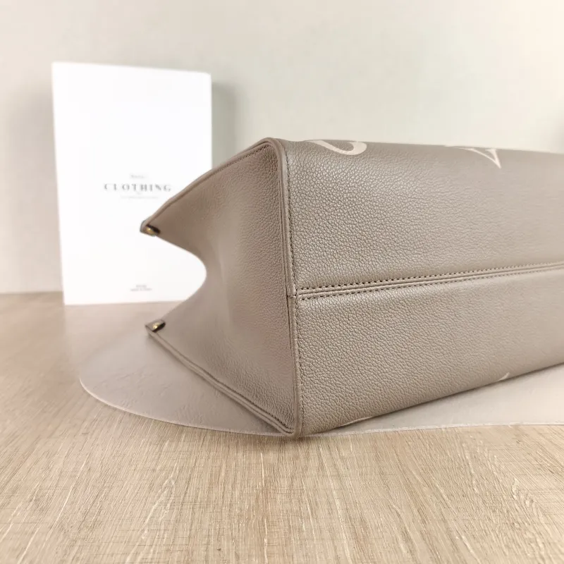 Louis Vuitton Shoulder Bag Onthego Medium · White Monogram Empreinte Embossed Calfskin Medium 35 × 14 × 27 cm — detail view 3 of 10