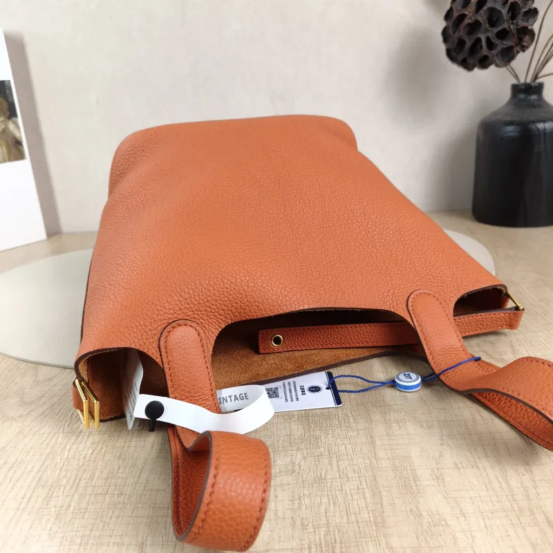Hermès Top Handle Bag Picotin Lock 18 1836 Red TC Calfskin Small18 × 13 × 18 cm — detail view 9 of 11