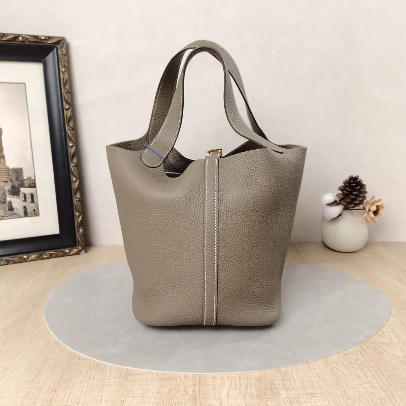 Hermès Top Handle Bag Picotin Lock 22 22 Clemence Taurillon TC Calfskin Medium22 × 18 × 21 cm — cover view 2 of 6
