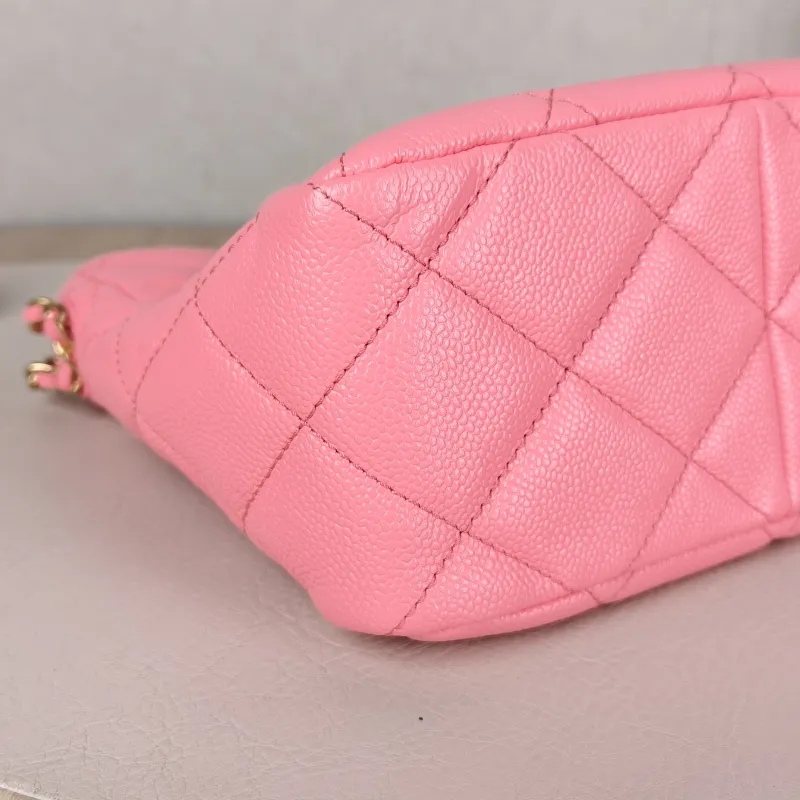 Chanel Shoulder Bag hobo Red Grained Calfskin One Size19 × 8 × 17 cm — detail view 2 of 11
