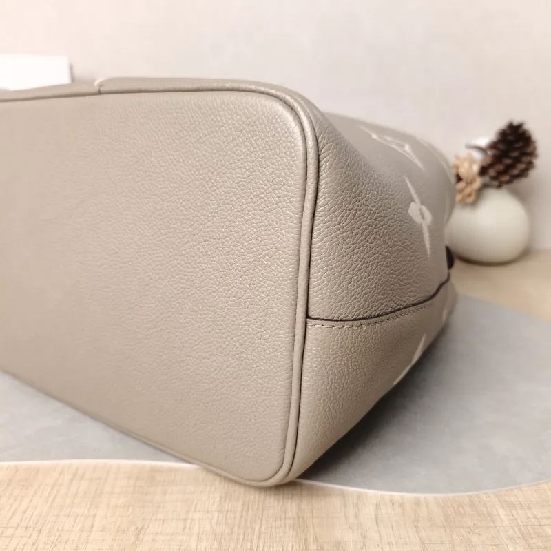Louis Vuitton Shoulder Bag NÉONOÉ Bucket Bag · White Empreinte Embossed Calfskin Medium 26 × 17.5 × 26 cm — detail view 4 of 13