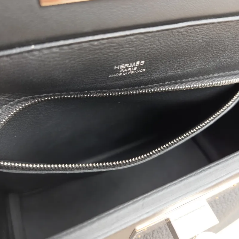 Hermès Crossbody Bag 24 · 24 21 Shoulder Bag Black Togo Calfskin · Swift Calfskin Mini 21 × 10 × 16 cm G — detail view 13 of 13