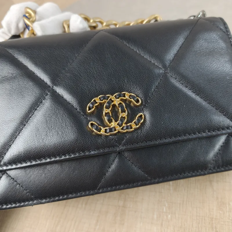 Chanel Crossbody Bag 19Bag WOC Black SL ambskin Mini 19.2 × 3.5 × 12.3 cm 30 — detail view 15 of 16