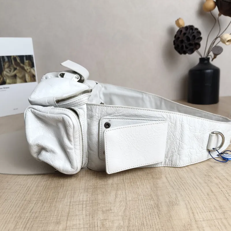 BALENCIAGA Top Handle Bag Superbusy Top Handle Bag White Lambskinmini 35 × 11 × 12 cm — detail view 8 of 11