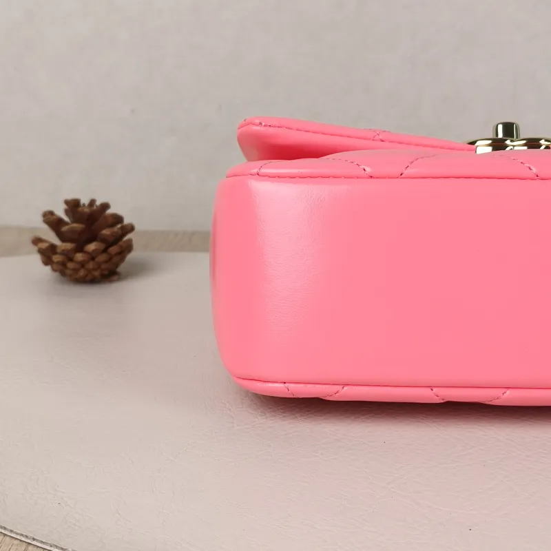 Chanel Crossbody Bag Edition Red Lambskin 19 × 6.5 × 13.5 cm — detail view 5 of 15