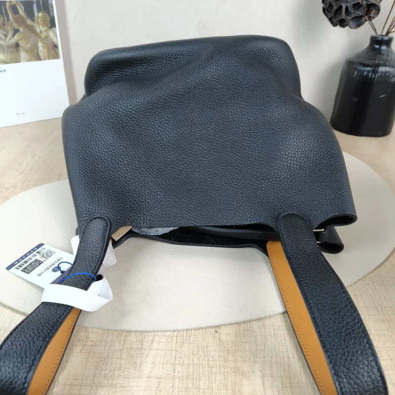 Hermès Top Handle Bag Picotin Lock 22 22 Black Colorblock Taurillon Clemence TC Calfskin Medium 22 × 18 × 21 cm A — detail view 4 of 9