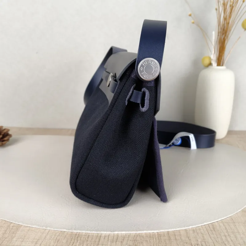 Hermès Crossbody Bag Herbag Zip 20Black Calfskin，Canvasmini20.5 × 7 × 16.5 cm — detail view 6 of 13