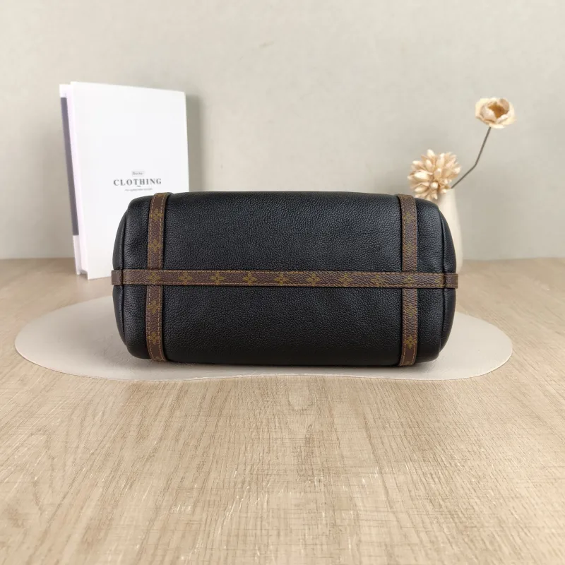 Louis Vuitton Shoulder Bag EXPRESS Shoulder Bag Black Calfskin Small26 × 13.5 × 17 cm — cover view 3 of 5
