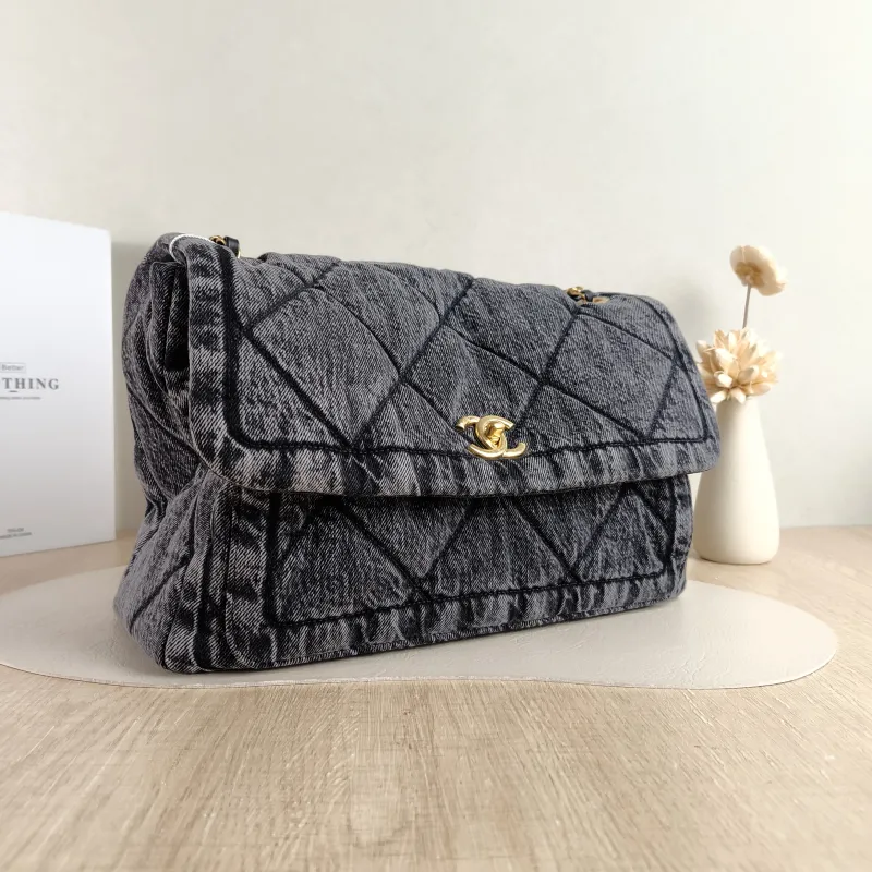 Chanel Shoulder Bag Grey One Size 33 × 12 × 22 cm — cover view 4 of 6