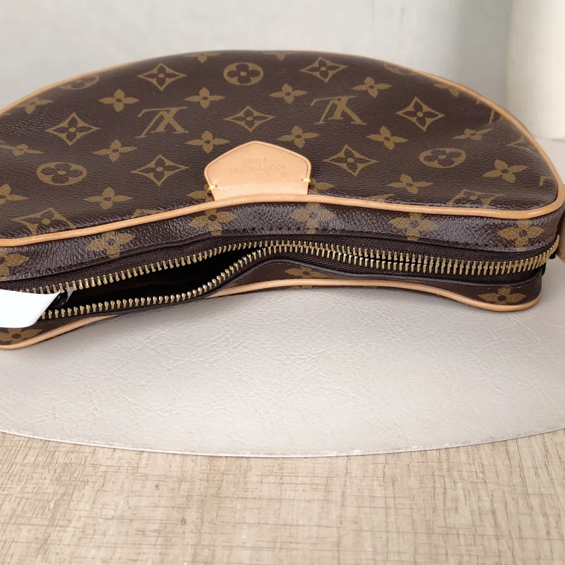 Louis Vuitton Shoulder Bag Croissant Monogram PVC Medium25 × 5 × 15 cm — detail view 3 of 13
