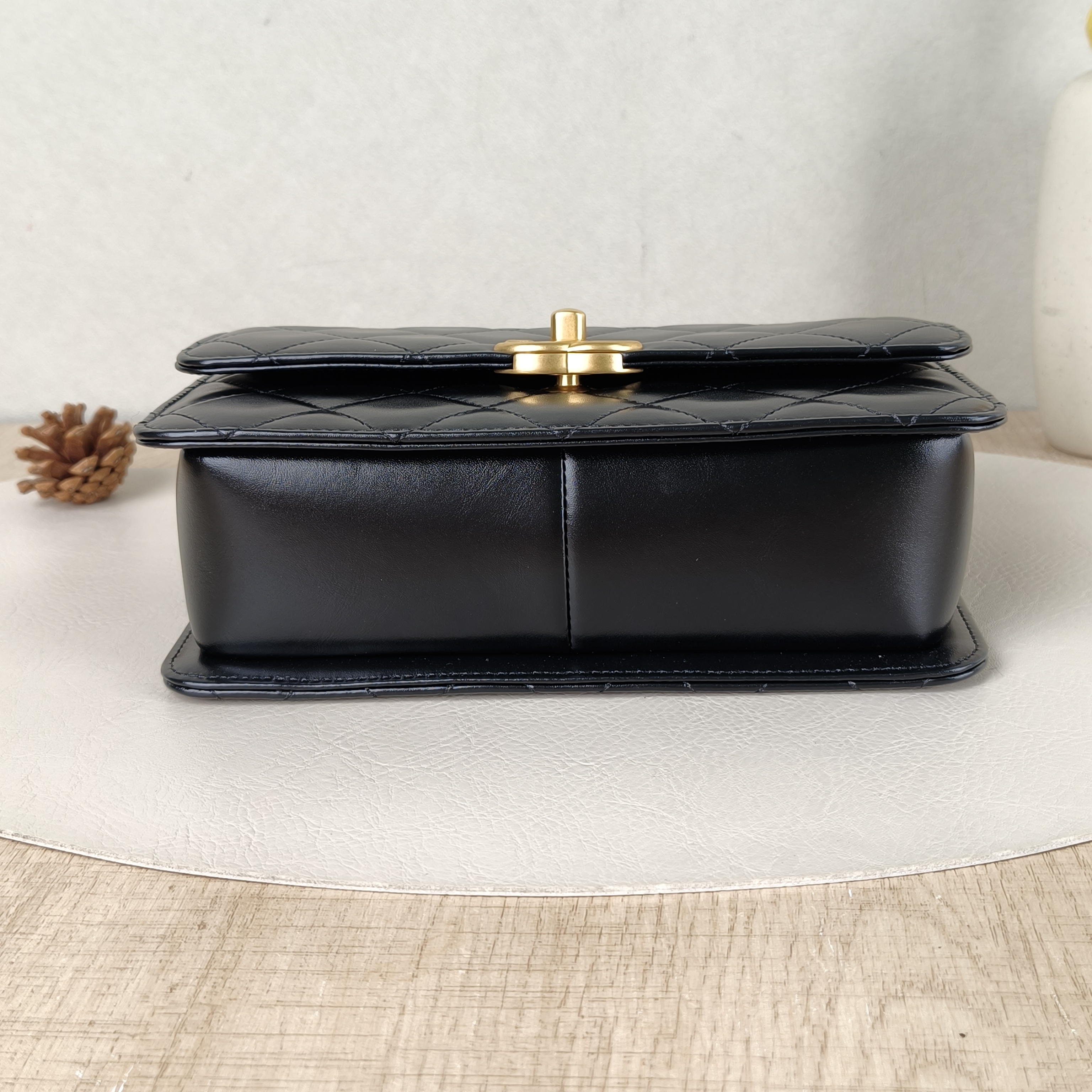 Chanel Crossbody Bag Black Calfskin Medium22 × 8 × 14.5 cm — cover view 3 of 6