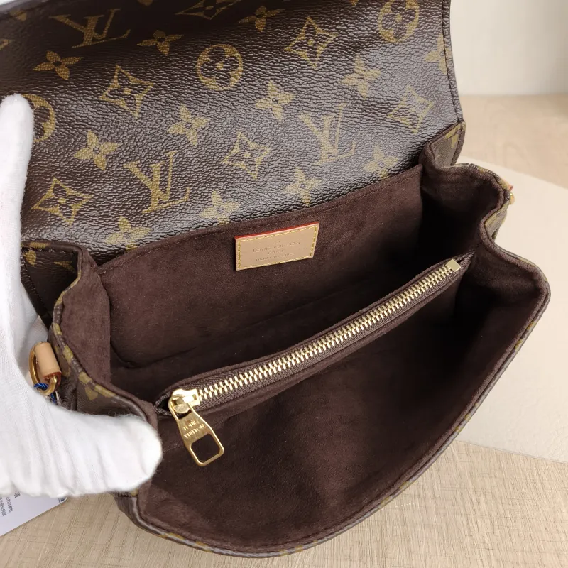 Louis Vuitton Crossbody Bag Pochette Métis East West Monogram PVC Small21.5 × 6 × 13.5 cm — detail view 10 of 14