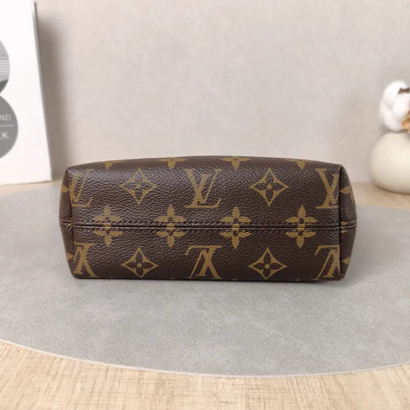 Louis Vuitton Shoulder Bag Pochette Hills Monogram PVC One Size 18.5 × 6.5 × 11 cm — cover view 5 of 5