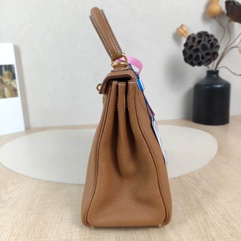 Hermès Shoulder Bag Kelly 25 Gold-Tone Hardware 37Gold Togo Calfskin Small 25 × 7 × 17 cm — detail view 2 of 14