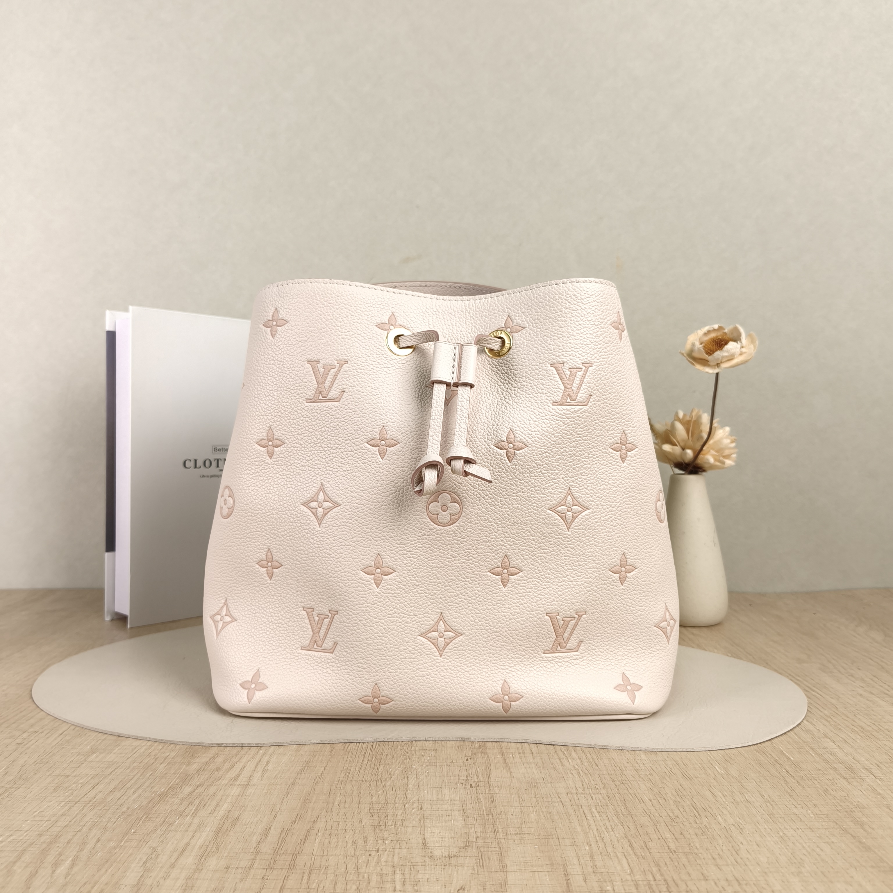 Louis Vuitton Shoulder Bag NÉONOÉ Bucket Bag White Empreinte Embossed Calfskin Medium26 × 17.5 × 26 cm