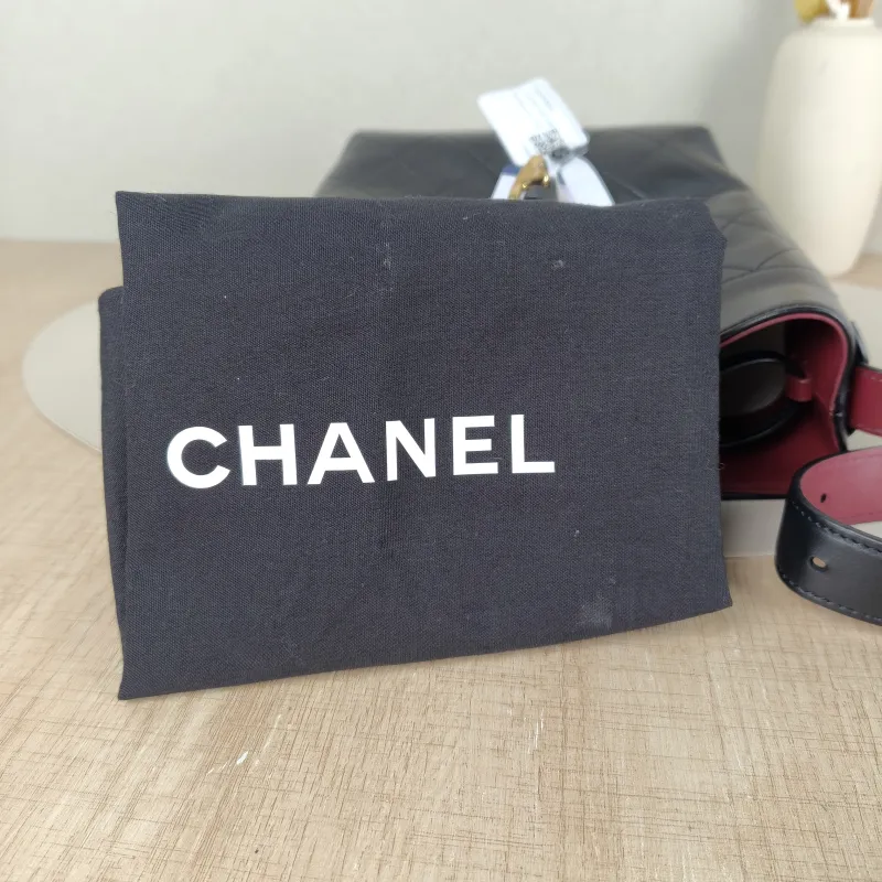 Chanel Shoulder Bag Bucket Bag Black Lambskin Mini 16 × 10 × 18 cm — detail view 11 of 12
