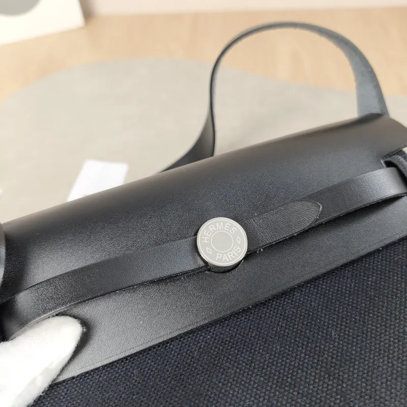 Hermès Crossbody Bag Herbag Zip 20Black Calfskin，Canvasmini20.5 × 7 × 16.5 cm — detail view 9 of 15