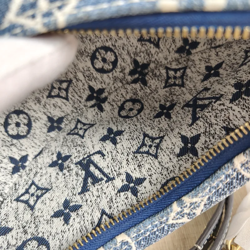 Louis Vuitton Crossbody Bag Loop Blue Small 23 × 6 × 13 cm — detail view 1 of 13