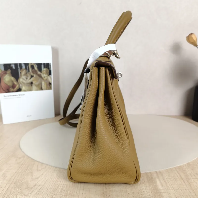 Hermès Shoulder Bag Kelly 28 Silver-Tone Hardware2S Togo Calfskin Medium28 × 10 × 22 cm — detail view 1 of 13
