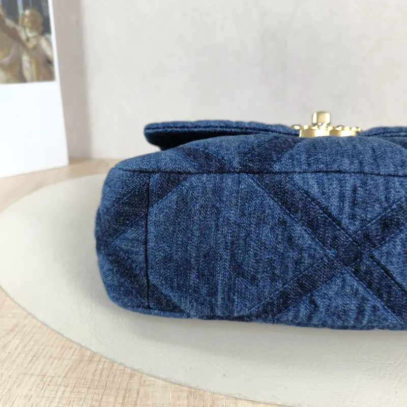 Chanel Crossbody Bag 19Bag Navy Small 26 × 9 × 16 cm — detail view 2 of 12