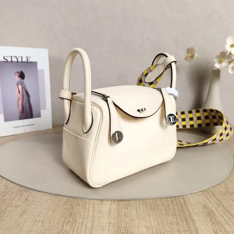 Hermès Crossbody Bag Shoulder Strap Lindy Mini 19 TC Calfskinmini19 × 9.5 × 13 cm — cover view 7 of 11
